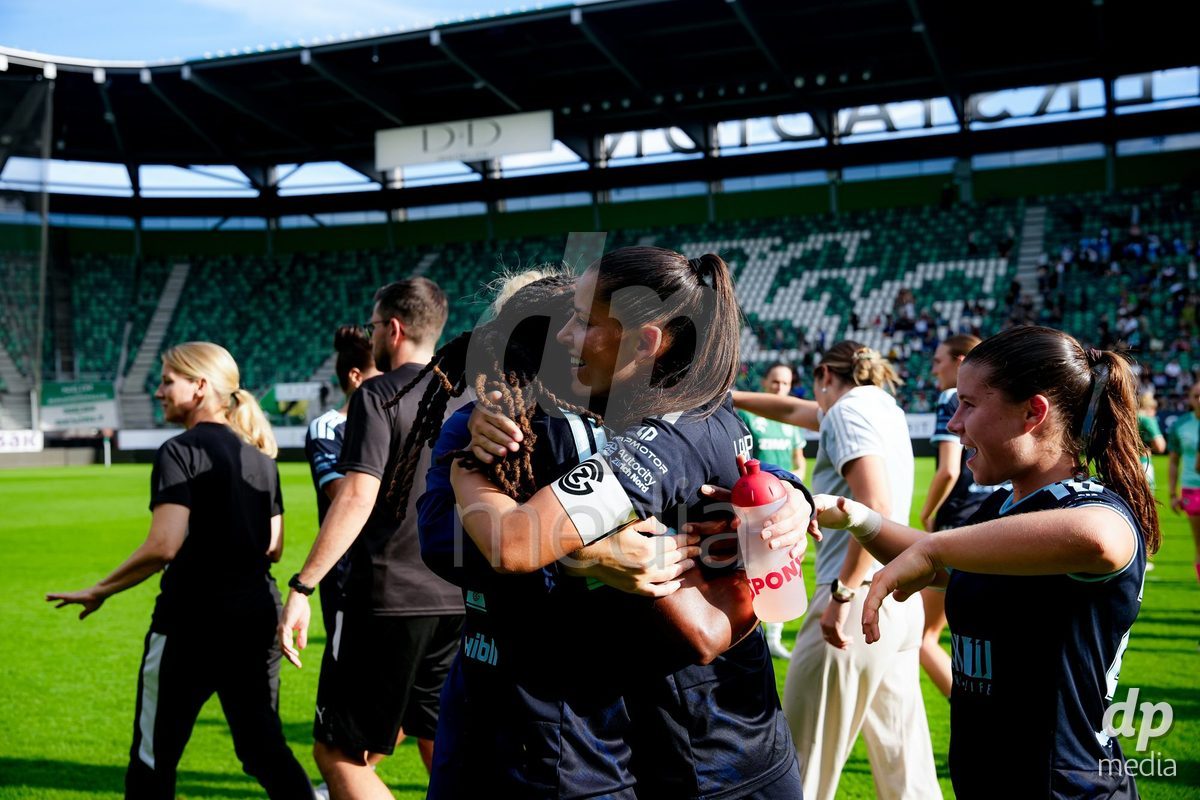 ST. GALLEN, SWITZERLAND - SEPTEMBER 19: Players of GC Frauenfussball celebrating after winning the AXA Women's Super League match between FC St. Gallen 1879 and GC Frauenfussball at Berit Sitterstadion on September 19, 2026 in St. Gallen, Switzerland.