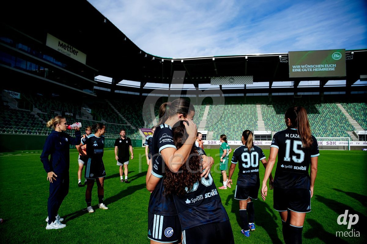 ST. GALLEN, SWITZERLAND - SEPTEMBER 19: Players of GC Frauenfussball celebrating after winning the AXA Women's Super League match between FC St. Gallen 1879 and GC Frauenfussball at Berit Sitterstadion on September 19, 2026 in St. Gallen, Switzerland.