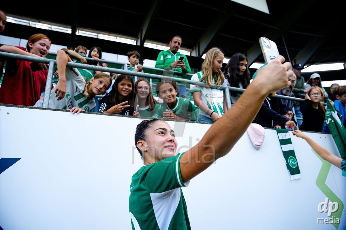 ST. GALLEN, SWITZERLAND - SEPTEMBER 19: Alessandra de Freitas of St.Gallen 1879 with fans after the AXA Women's Super League match between FC St. Gallen 1879 and GC Frauenfussball at Berit Sitterstadion on September 19, 2026 in St. Gallen, Switzerland.