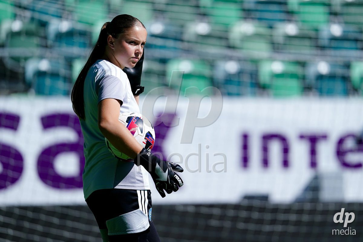 ST. GALLEN, SWITZERLAND - SEPTEMBER 19: Players of GC Frauenfussball warming up during the AXA Women's Super League match between FC St. Gallen 1879 and GC Frauenfussball at Berit Sitterstadion on September 19, 2026 in St. Gallen, Switzerland.