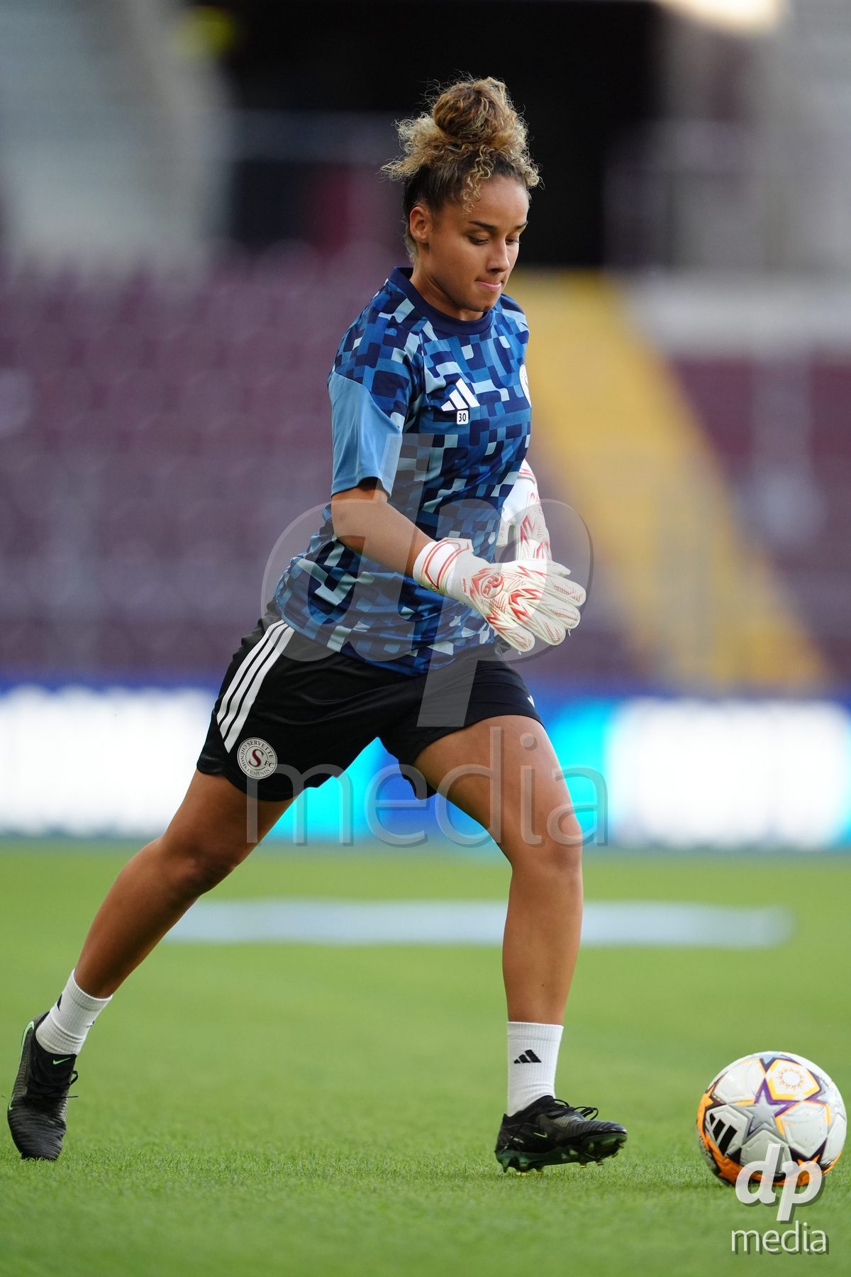 GENEVA, SWITZERLAND - SEPTEMBER 23: Goalkeeper Manon Le Page of Servette FC Chenois Feminin during the UEFA Women's Champions League match between Servette FC Chenois Feminin and OL Lyonnes at Stade de Geneve on September 23, 2026 in Geneva, Switzerland.