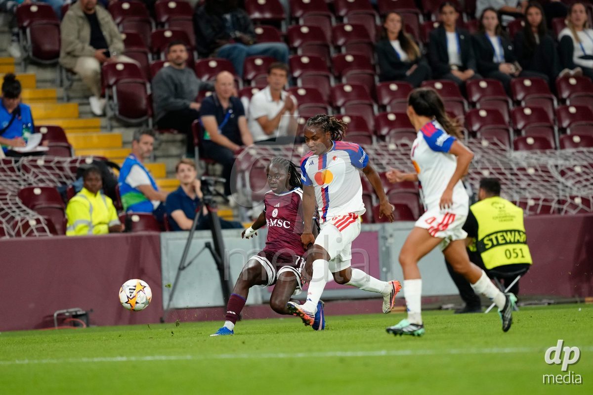 GENEVA, SWITZERLAND - SEPTEMBER 23: Benedicte Simon of Servette FC Chenois Feminin against Melchie Dumornay of Olympique Lyon during the UEFA Women's Champions League match between Servette FC Chenois Feminin and OL Lyonnes at Stade de Geneve on September 23, 2026 in Geneva, Switzerland.