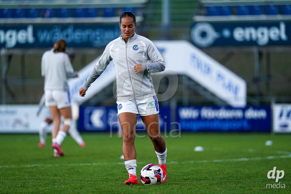 WÄDENSWIL, SWITZERLAND - SEPTEMBER 25: Players of GC Frauenfussball warming up during the AXA Women's Cup match between FC Wädenswil 1 and GC Frauenfussball at Sportplatz Beichlen on September 25, 2026 in Wädenswil.