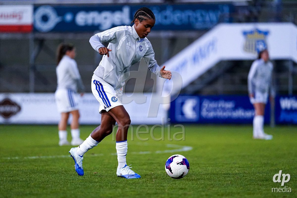 WÄDENSWIL, SWITZERLAND - SEPTEMBER 25: Players of GC Frauenfussball warming up during the AXA Women's Cup match between FC Wädenswil 1 and GC Frauenfussball at Sportplatz Beichlen on September 25, 2026 in Wädenswil.