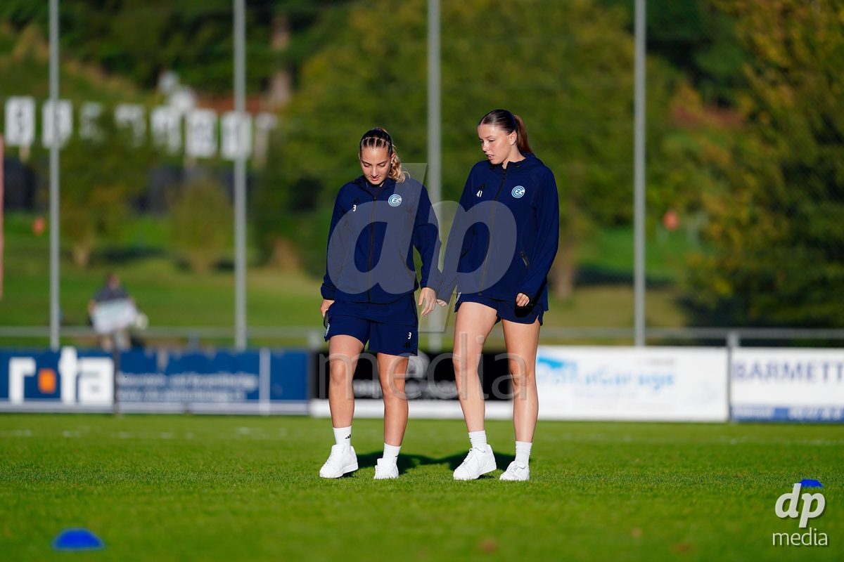 WÄDENSWIL, SWITZERLAND - SEPTEMBER 25: Players of GC Frauenfussball arrival during the AXA Women's Cup match between FC Wädenswil 1 and GC Frauenfussball at Sportplatz Beichlen on September 25, 2026 in Wädenswil.