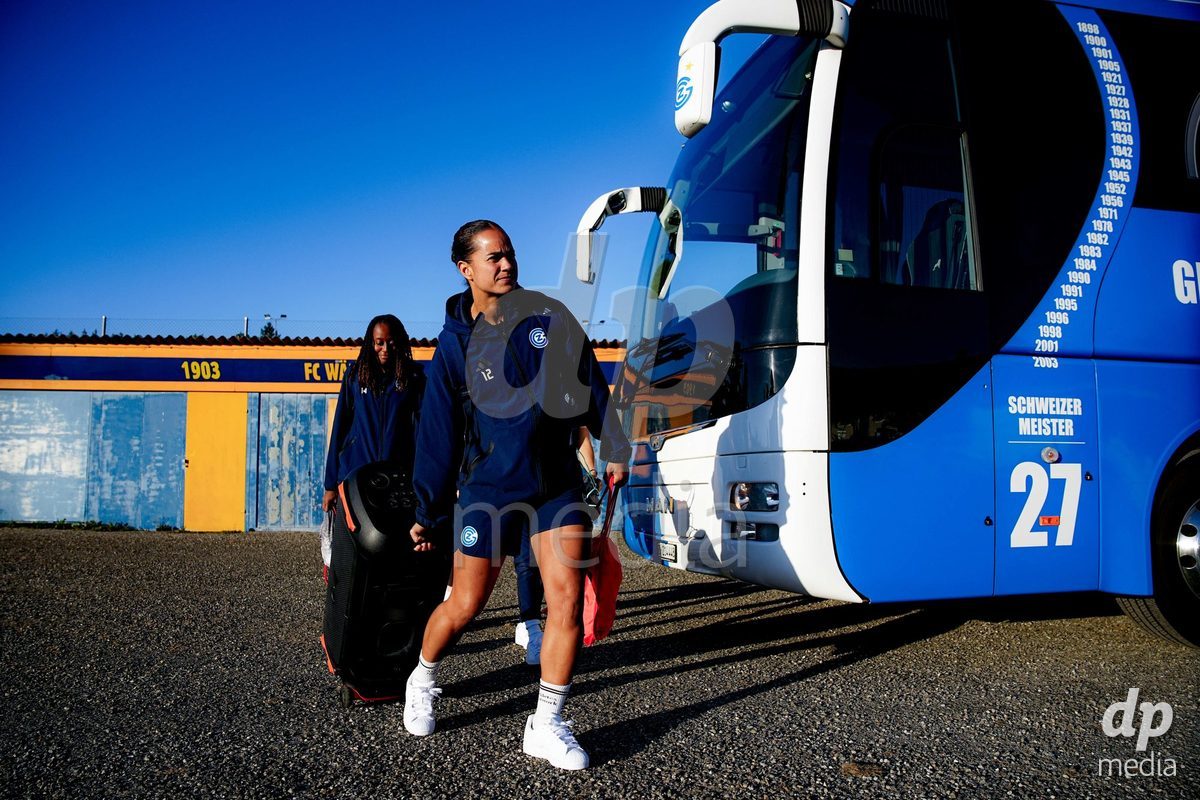 WÄDENSWIL, SWITZERLAND - SEPTEMBER 25: Players of GC Frauenfussball arrival during the AXA Women's Cup match between FC Wädenswil 1 and GC Frauenfussball at Sportplatz Beichlen on September 25, 2026 in Wädenswil.