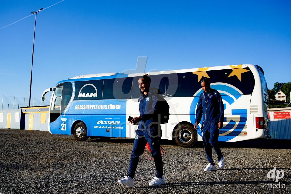 WÄDENSWIL, SWITZERLAND - SEPTEMBER 25: Players of GC Frauenfussball arrival during the AXA Women's Cup match between FC Wädenswil 1 and GC Frauenfussball at Sportplatz Beichlen on September 25, 2026 in Wädenswil.