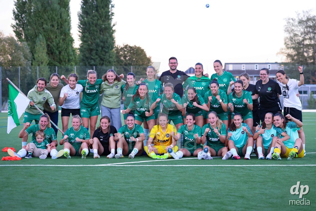 SCHLIEREN, SWITZERLAND - SEPTEMBER 26: Team photo after the AXA Women's Cup match between FC Schlieren and FC St. Gallen at Zelgli on September 26, 2026 in Schlieren, Switzerland.