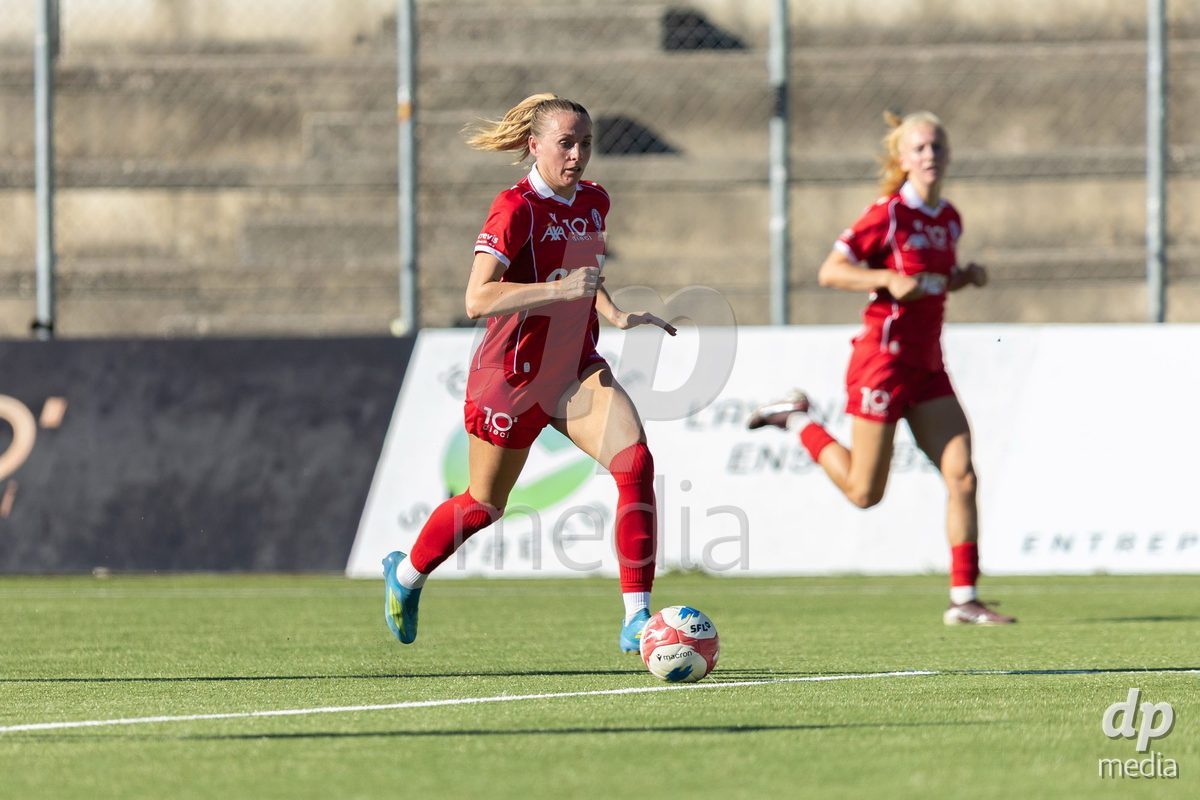 CAROUGE, SWITZERLAND - SEPTEMBER 27: 19 Tamara Saric of FC Rapperswil-Jona in action with the ball during the AXA Women's Cup match between Etoile Carouge FC and FC Rapperswil-Jona at Stade de la Fontenette on September 27, 2026 in Carouge, Switzerland.
