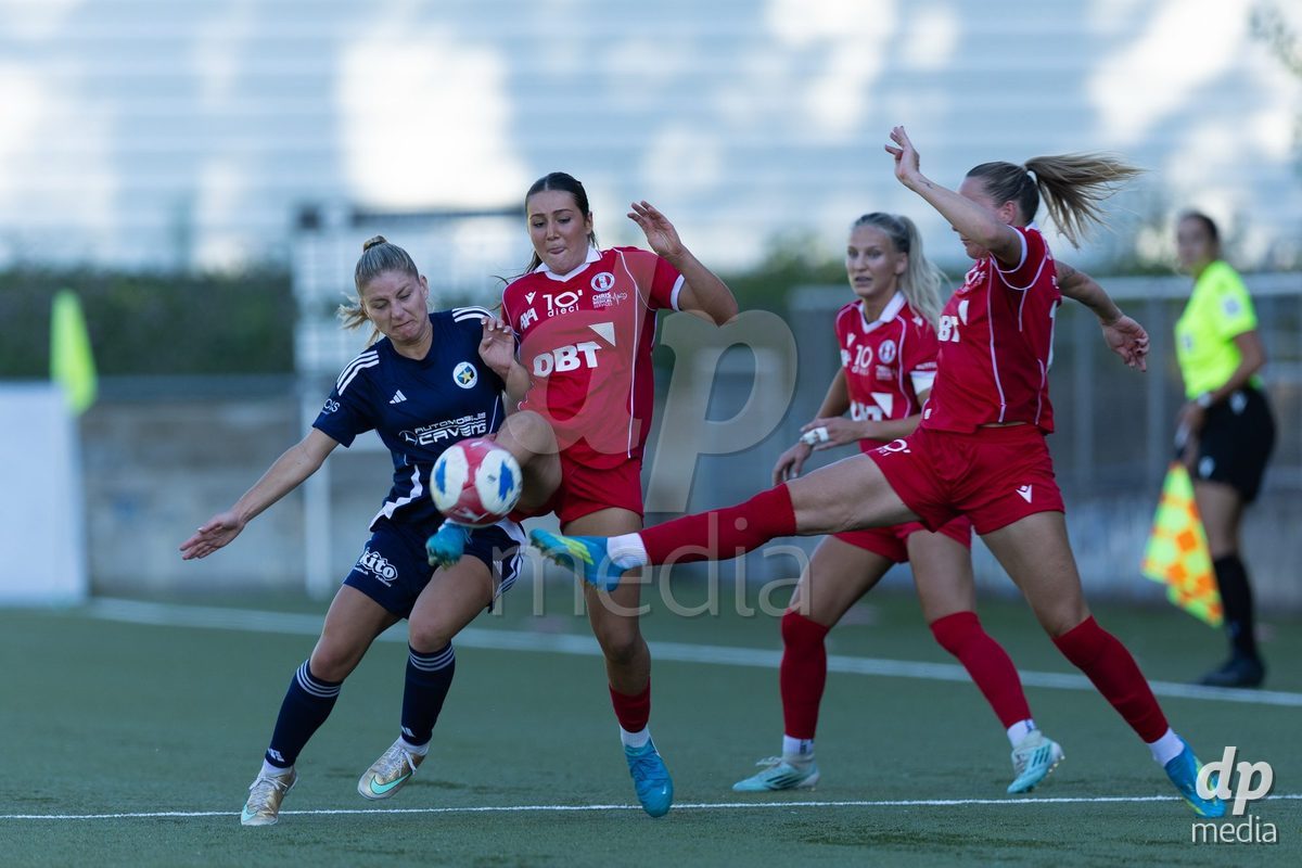 CAROUGE, SWITZERLAND - SEPTEMBER 27: 8 Laura Kott of FC Rapperswil-Jona challenging with the ball during the AXA Women's Cup match between Etoile Carouge FC and FC Rapperswil-Jona at Stade de la Fontenette on September 27, 2026 in Carouge, Switzerland.