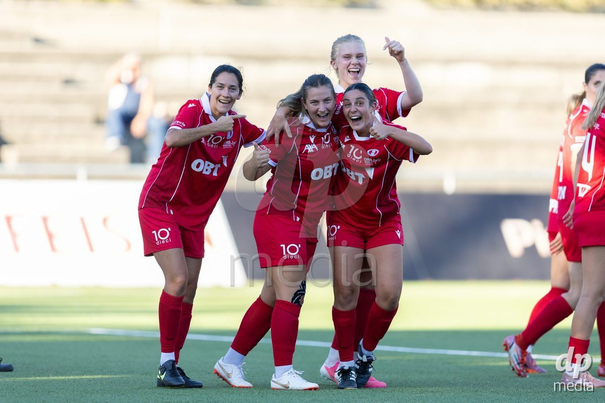 CAROUGE, SWITZERLAND - SEPTEMBER 27: FC Rapperswil-Jona players during celebrating goal to make score 0-4 during the AXA Women's Cup match between Etoile Carouge FC and FC Rapperswil-Jona at Stade de la Fontenette on September 27, 2026 in Carouge, Switzerland.