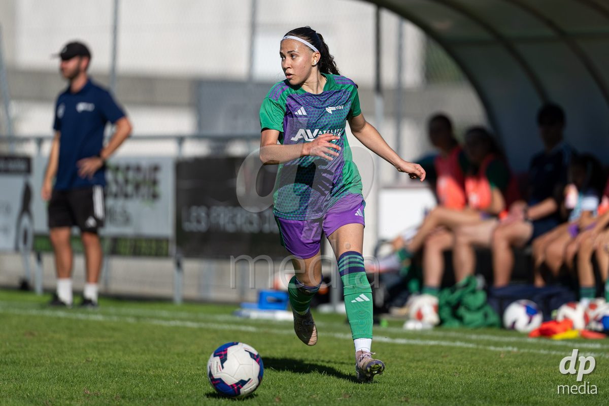 COPPET, SWITZERLAND - SEPTEMBER 27: Giovanna Meisen Berto of US Terre Sainte runs with the ball during the AXA Women's Cup match between US Terre Sainte and FC Wil 1900 at Centre sportif des Rojalets on September 27, 2026 in Coppet, Switzerland.