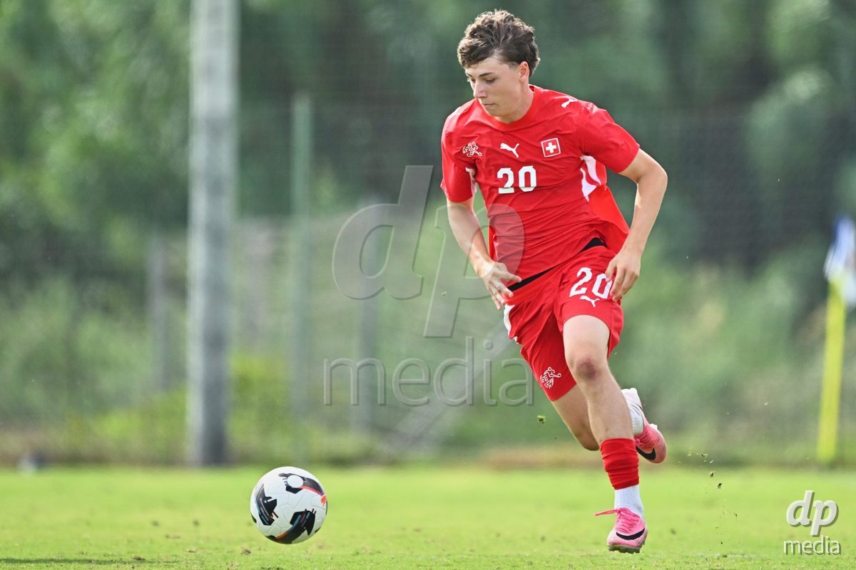 OLIVA NOVA, SPAIN - SEPTEMBER 28: Loan Thommen of Switzerland during the International Friendly match between Switzerland U17 and Sweden U17 at Oliva Nova Sports Center on September 28, 2026 in Oliva Nova, Spain.