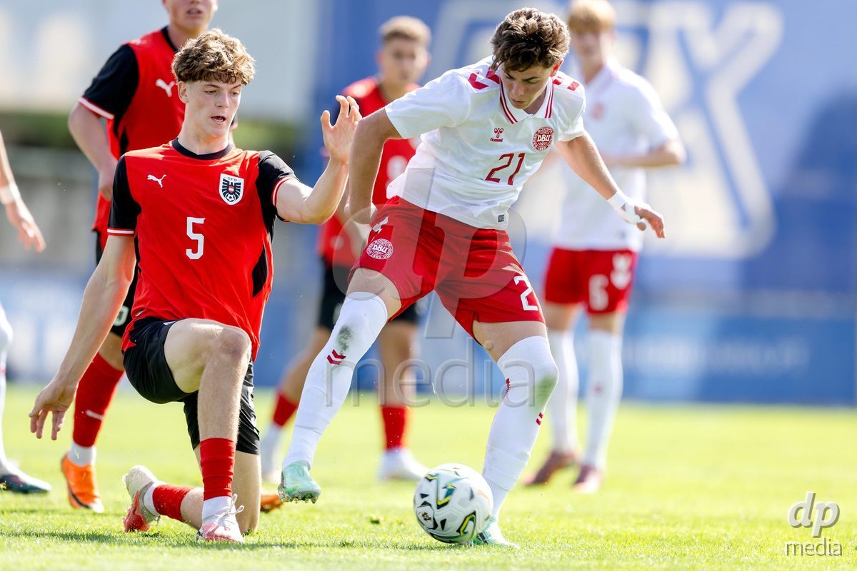 VIZELA, PORTUGAL - SEPTEMBER 30: Luca Morgenstern of Austria U19, Adam Fuglsang of Denmark U19 during the International Friendly match between Denmark U19 and Austria U19 at Estadio FC Vizela on September 30, 2026 in Vizela, Portugal
