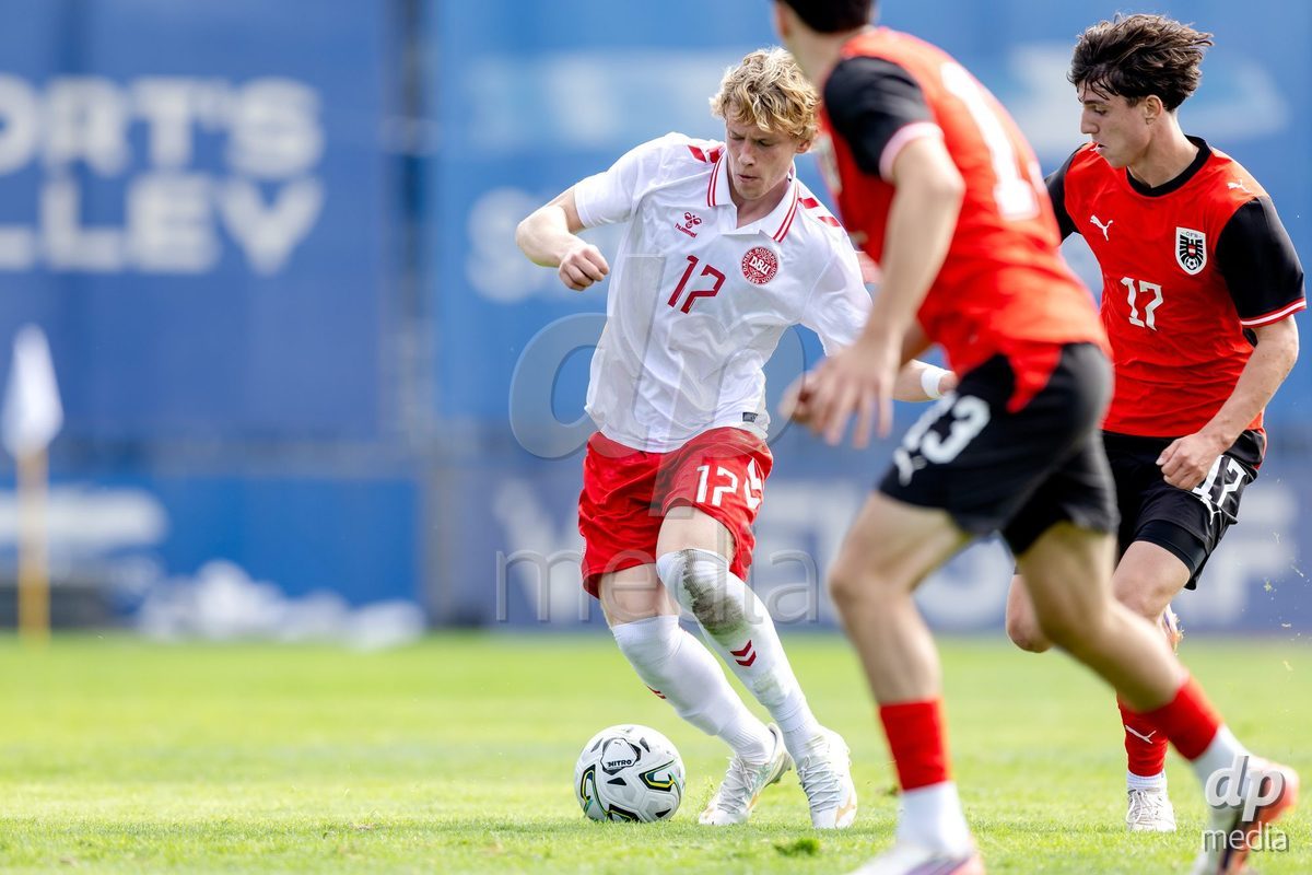 VIZELA, PORTUGAL - SEPTEMBER 30: William Thomsen of Denmark U19, Paul Krapf of Austria U19 during the International Friendly match between Denmark U19 and Austria U19 at Estadio FC Vizela on September 30, 2026 in Vizela, Portugal