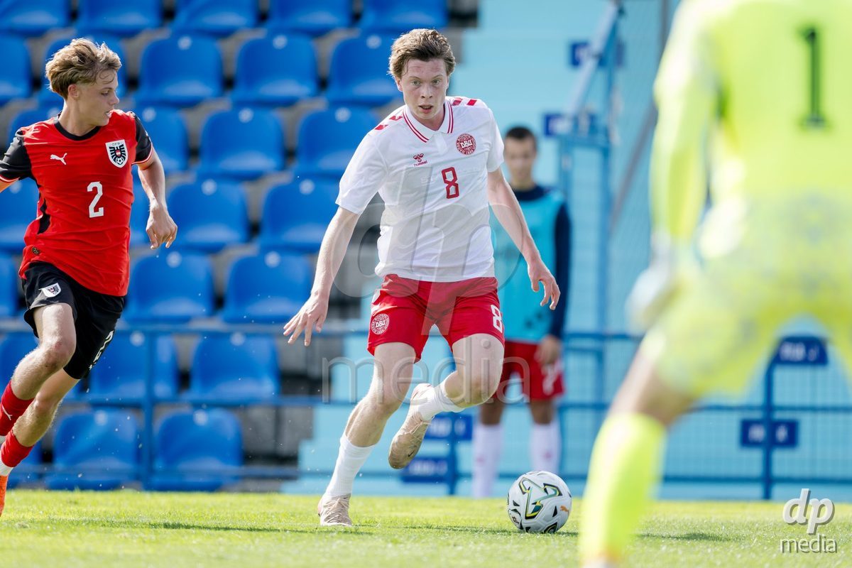 VIZELA, PORTUGAL - SEPTEMBER 30: Rafael Feldinger of Austria U19, Frederik Bunten of Denmark U19 during the International Friendly match between Denmark U19 and Austria U19 at Estadio FC Vizela on September 30, 2026 in Vizela, Portugal