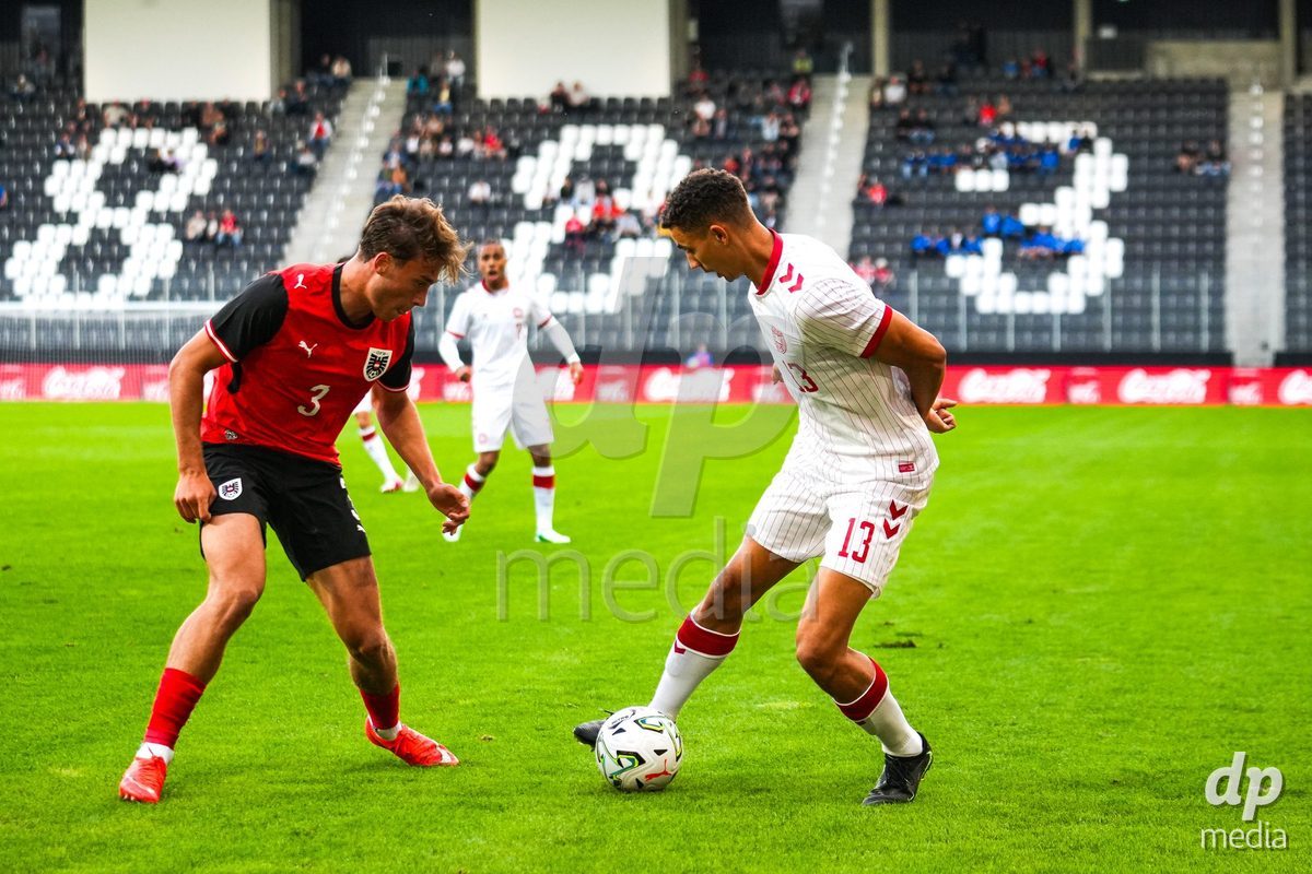 VIENNA, AUSTRIA - OCTOBER 2: Marcus Mccoy (Dänemark U21, 13) mit Jannik Schuster (Österreich U21, 5) during the UEFA European Qualifiers match between Austria U21 and Denmark U21 at Wiener Sport-Club Stadion on October 2, 2026 in Vienna, Austria.