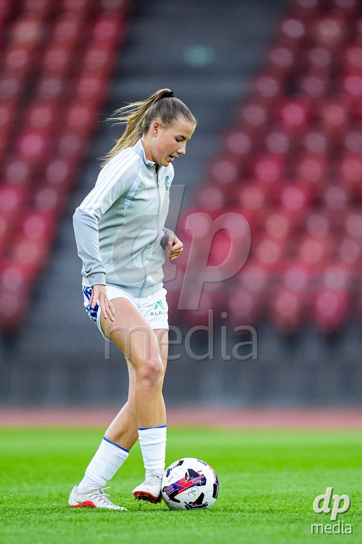 ZURICH, SWITZERLAND - OCTOBER 2: Giulia Looser of Grasshopper Club Zurich during warm up prior to the AXA Women's Super League match between GC Frauenfussball and FC Zurich at Letzigrund on October 2, 2026 in Zurich, Switzerland.