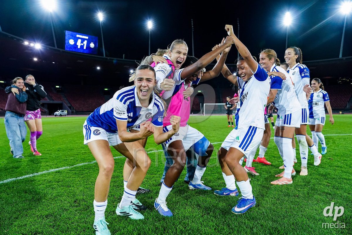 ZURICH, SWITZERLAND - OCTOBER 2: Players of GC Frauenfussball celebrate their victory during the AXA Women's Super League match between GC Frauenfussball and FC Zurich at Letzigrund on October 2, 2026 in Zurich, Switzerland.