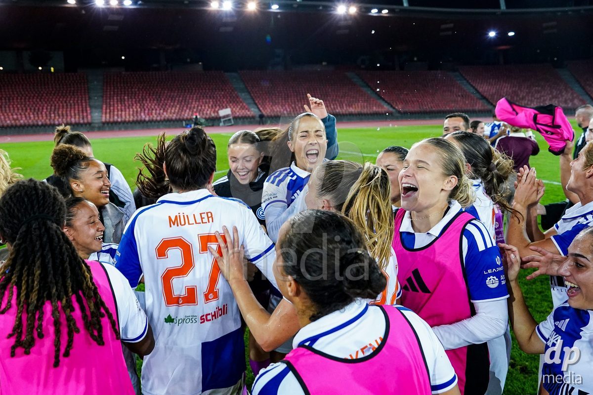 ZURICH, SWITZERLAND - OCTOBER 2: Players of GC Frauenfussball celebrate their victory during the AXA Women's Super League match between GC Frauenfussball and FC Zurich at Letzigrund on October 2, 2026 in Zurich, Switzerland.