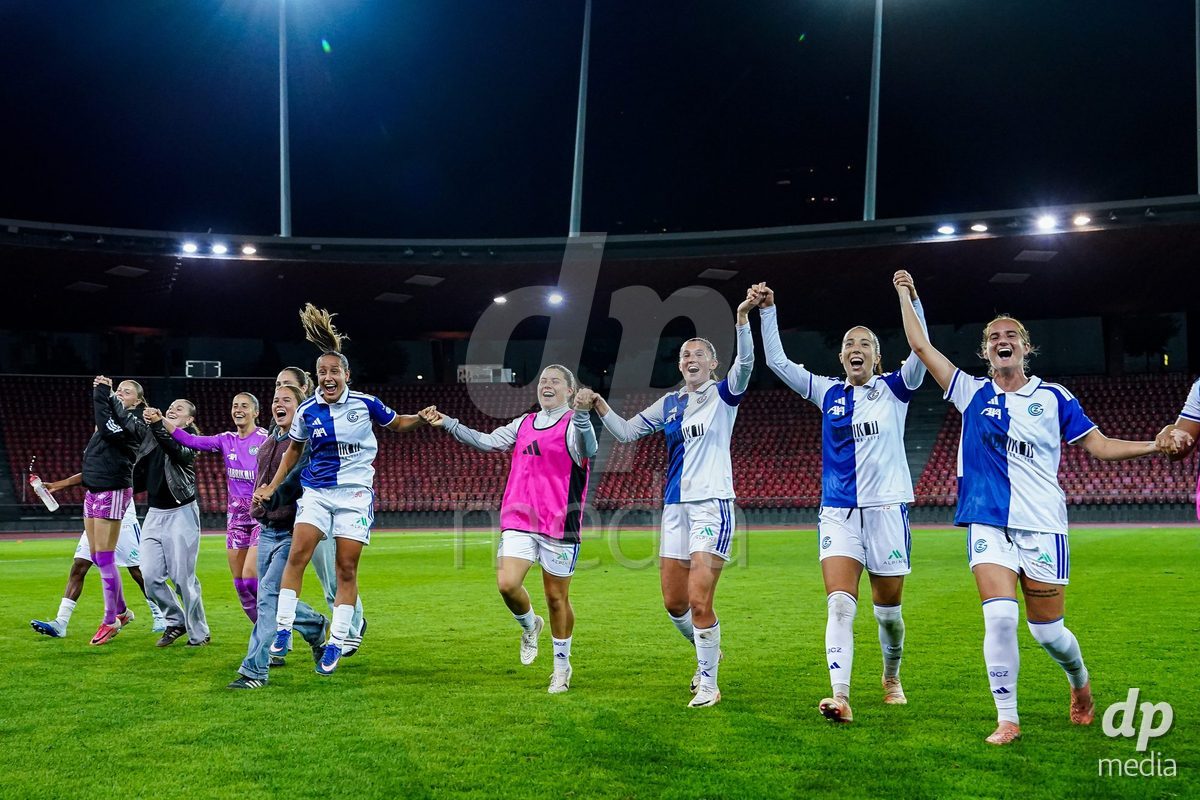 ZURICH, SWITZERLAND - OCTOBER 2: Players of GC Frauenfussball celebrate their victory during the AXA Women's Super League match between GC Frauenfussball and FC Zurich at Letzigrund on October 2, 2026 in Zurich, Switzerland.