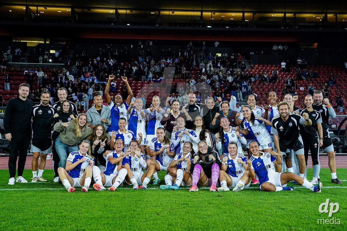 ZURICH, SWITZERLAND - OCTOBER 2: Players of GC Frauenfussball celebrate their victory and pose for a teamphoto during the AXA Women's Super League match between GC Frauenfussball and FC Zurich at Letzigrund on October 2, 2026 in Zurich, Switzerland.