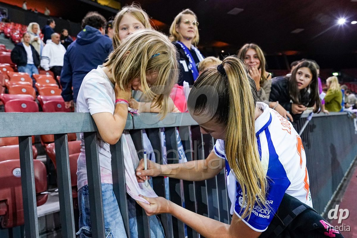 ZURICH, SWITZERLAND - OCTOBER 2: Fans with Giulia Looser of Grasshopper Club Zurich after the victory during the AXA Women's Super League match between GC Frauenfussball and FC Zurich at Letzigrund on October 2, 2026 in Zurich, Switzerland.