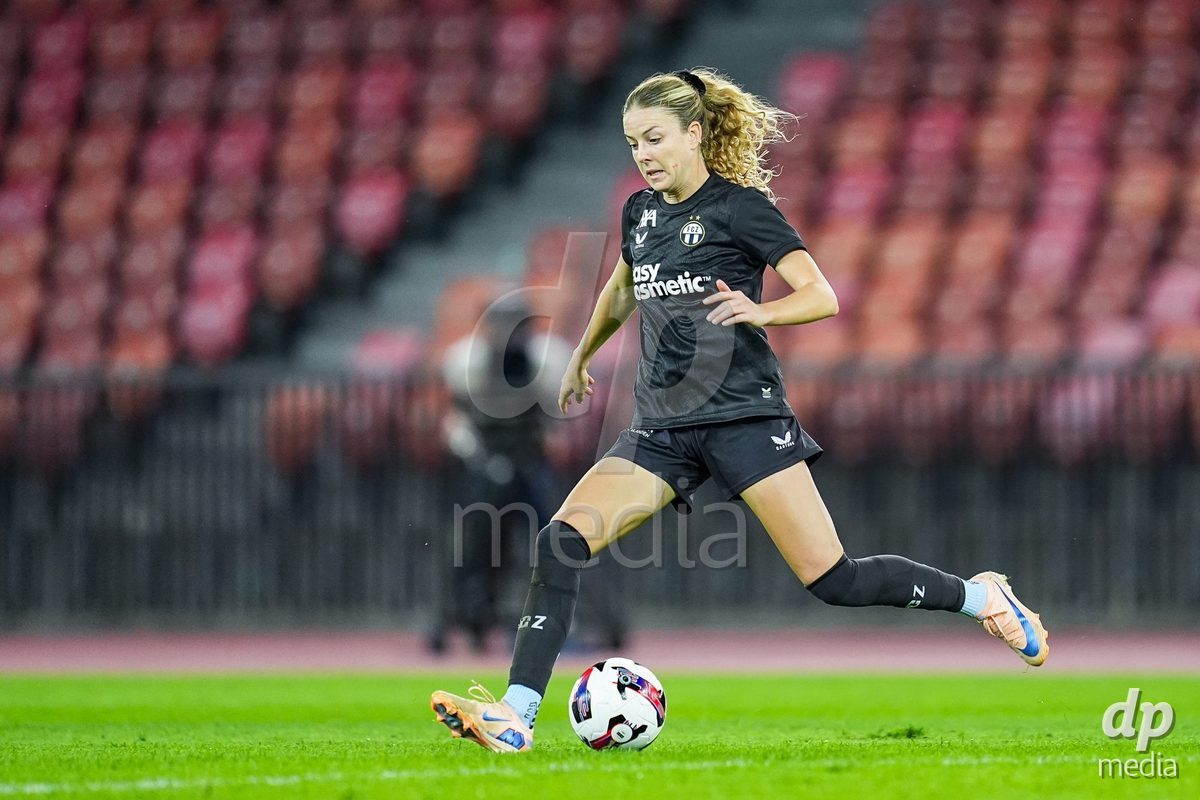 ZURICH, SWITZERLAND - OCTOBER 2: Briana Eads of FC Zurich controls the ball  during the AXA Women's Super League match between GC Frauenfussball and FC Zurich at Letzigrund on October 2, 2026 in Zurich, Switzerland.