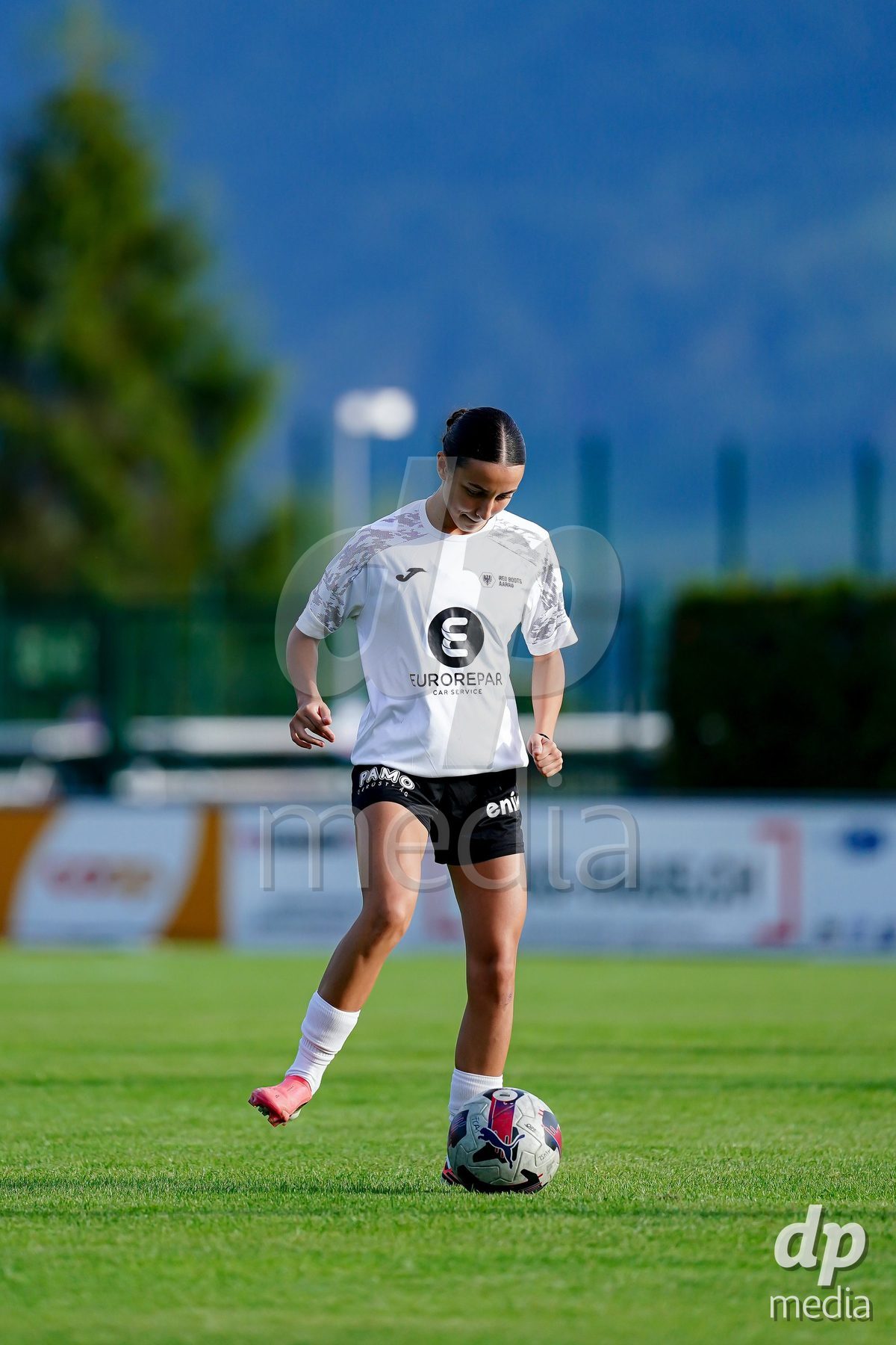 RAPPERSWIL, SWITZERLAND - OCTOBER 3: Players of FC Aarau Frauen warming up during the AXA Women's Super League match between FC Rapperswil-Jona and FC Aarau Frauen at Grunfeld on October 3, 2026 in Rapperswil, Switzerland.