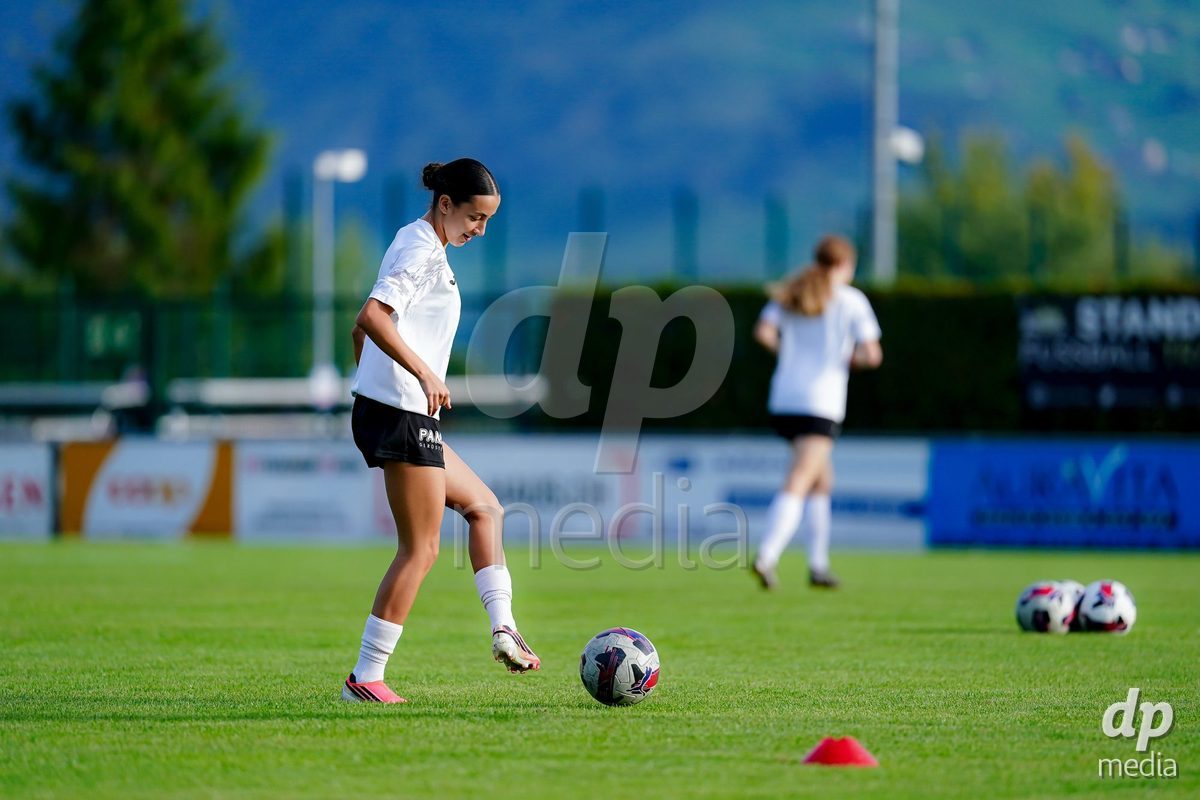 RAPPERSWIL, SWITZERLAND - OCTOBER 3: Players of FC Aarau Frauen warming up during the AXA Women's Super League match between FC Rapperswil-Jona and FC Aarau Frauen at Grunfeld on October 3, 2026 in Rapperswil, Switzerland.