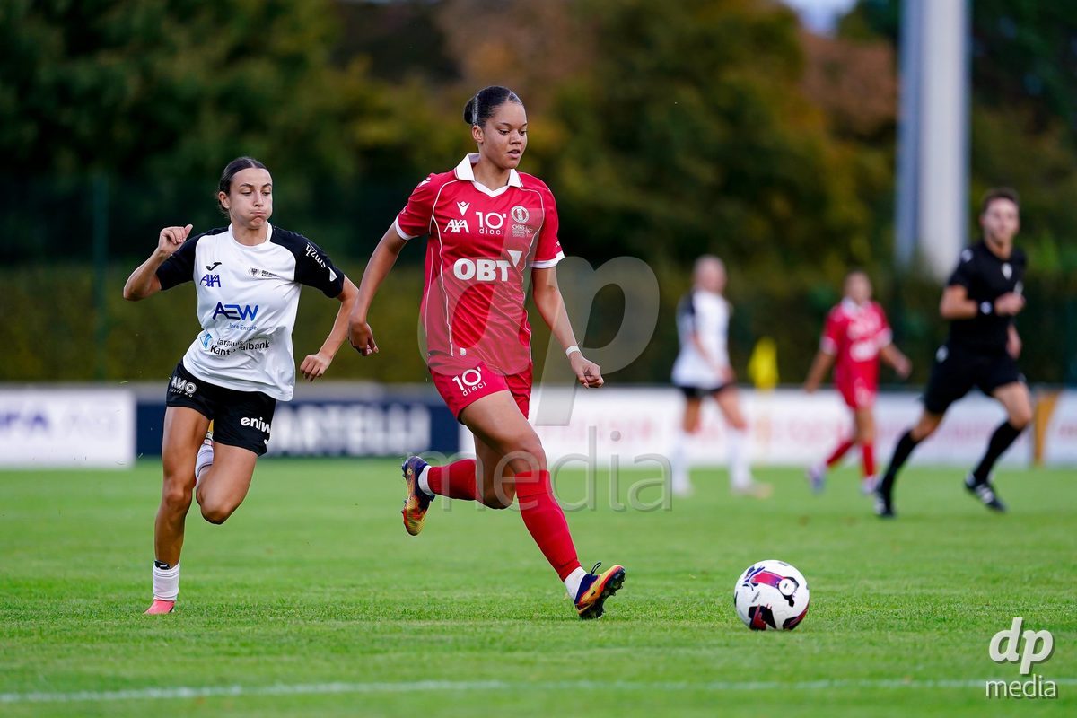 RAPPERSWIL, SWITZERLAND - OCTOBER 3: Naika Mayor of FC Rapperswil-Jona controls the ball during the AXA Women's Super League match between FC Rapperswil-Jona and FC Aarau Frauen at Grunfeld on October 3, 2026 in Rapperswil, Switzerland.