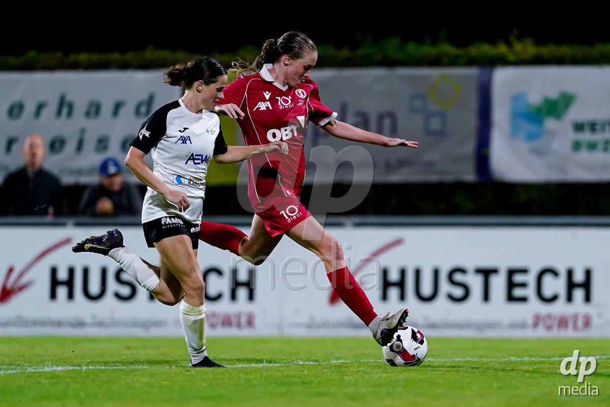 RAPPERSWIL, SWITZERLAND - OCTOBER 3: Leyla Mcfarland of FC Rapperswil-Jona (R) battles for the ball during the AXA Women's Super League match between FC Rapperswil-Jona and FC Aarau Frauen at Grunfeld on October 3, 2026 in Rapperswil, Switzerland.