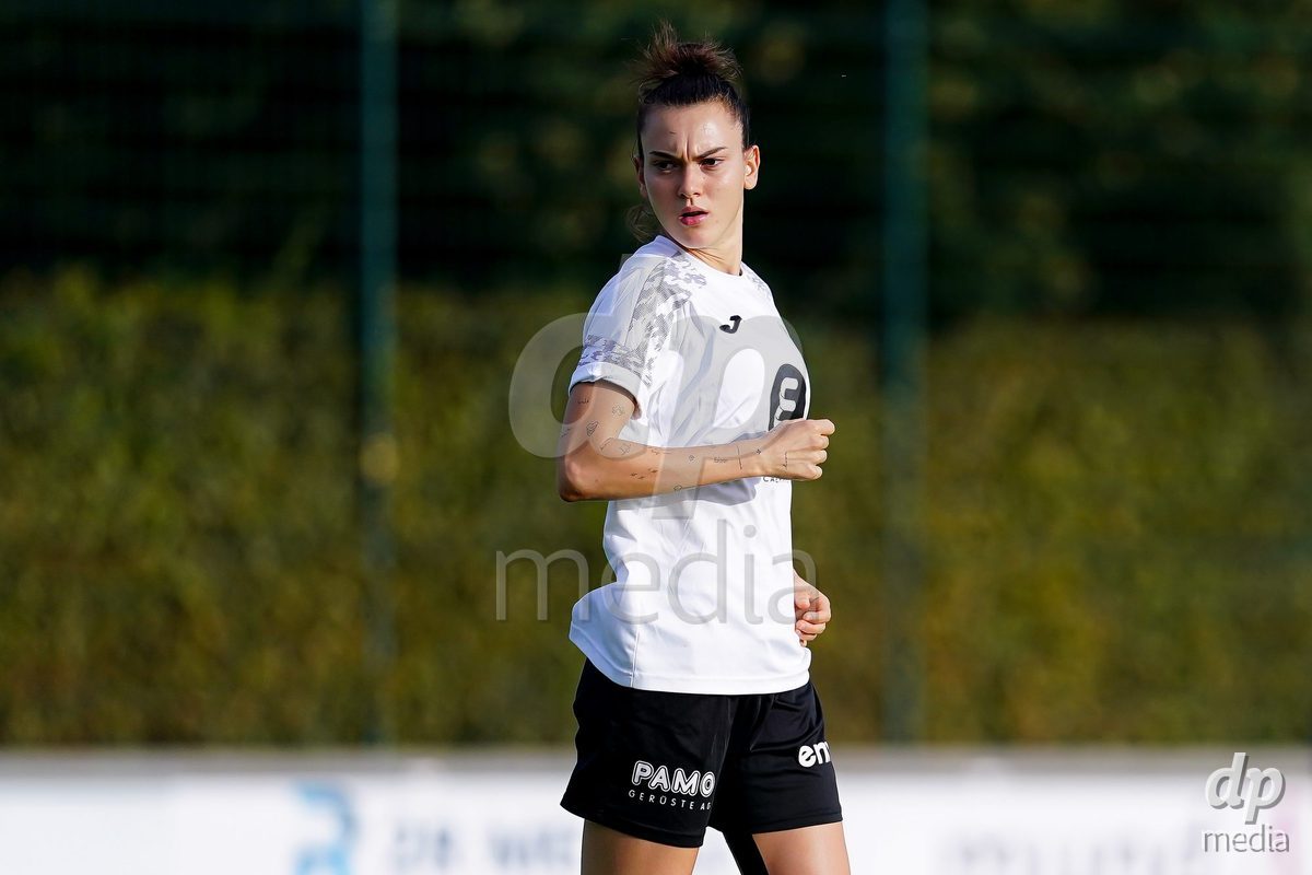 RAPPERSWIL, SWITZERLAND - OCTOBER 3: Giulia Bison of FC Aarau Frauen warming up during the AXA Women's Super League match between FC Rapperswil-Jona and FC Aarau Frauen at Grunfeld on October 3, 2026 in Rapperswil, Switzerland.