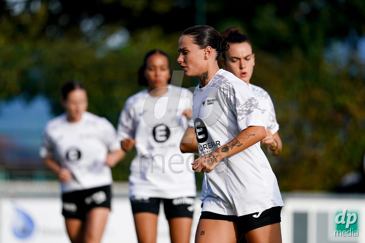 RAPPERSWIL, SWITZERLAND - OCTOBER 3: Vanesa Hoti of FC Aarau Frauen warming up during the AXA Women's Super League match between FC Rapperswil-Jona and FC Aarau Frauen at Grunfeld on October 3, 2026 in Rapperswil, Switzerland.