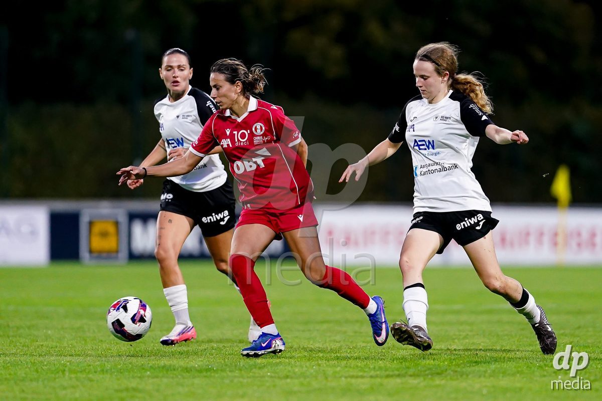 RAPPERSWIL, SWITZERLAND - OCTOBER 3: Evdokia Dimitrova Popadinova of FC Rapperswil-Jona (L) controls the ball during the AXA Women's Super League match between FC Rapperswil-Jona and FC Aarau Frauen at Grunfeld on October 3, 2026 in Rapperswil, Switzerland.