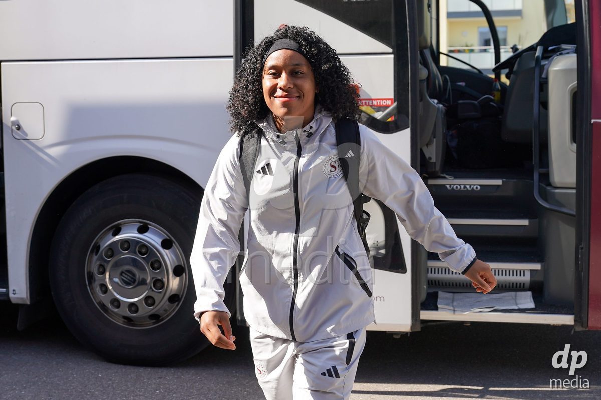 WIL, SWITZERLAND - OCTOBER 4: Players of Servette arrive during the AXA Women's Super League match between FC St. Gallen 1879 and Servette FC Chenois Feminin at Lidl Sportpark on October 4, 2026 in Wil, Switzerland.