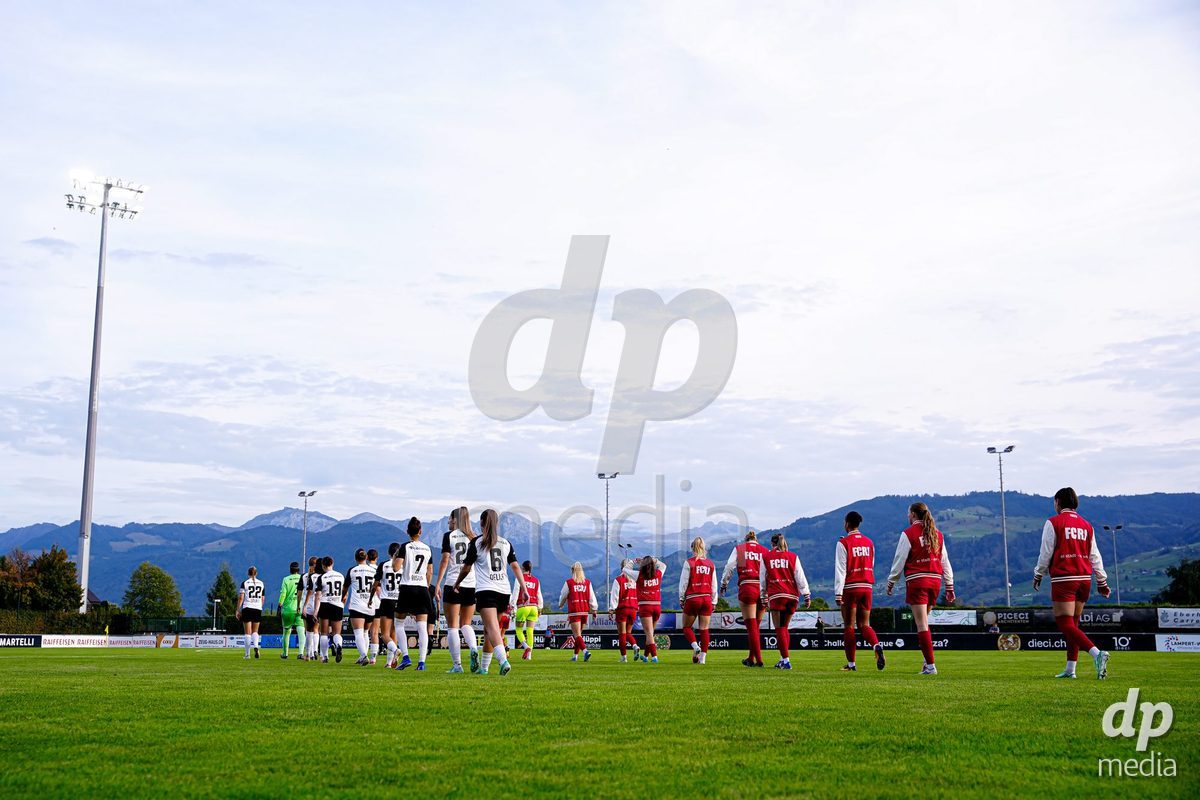 RAPPERSWIL, SWITZERLAND - OCTOBER 3: Players of FC Rapperswil-Jona (R) and Players of FC Aarau Frauen  (L) during the AXA Women's Super League match between FC Rapperswil-Jona and FC Aarau Frauen at Grunfeld on October 3, 2026 in Rapperswil, Switzerland.