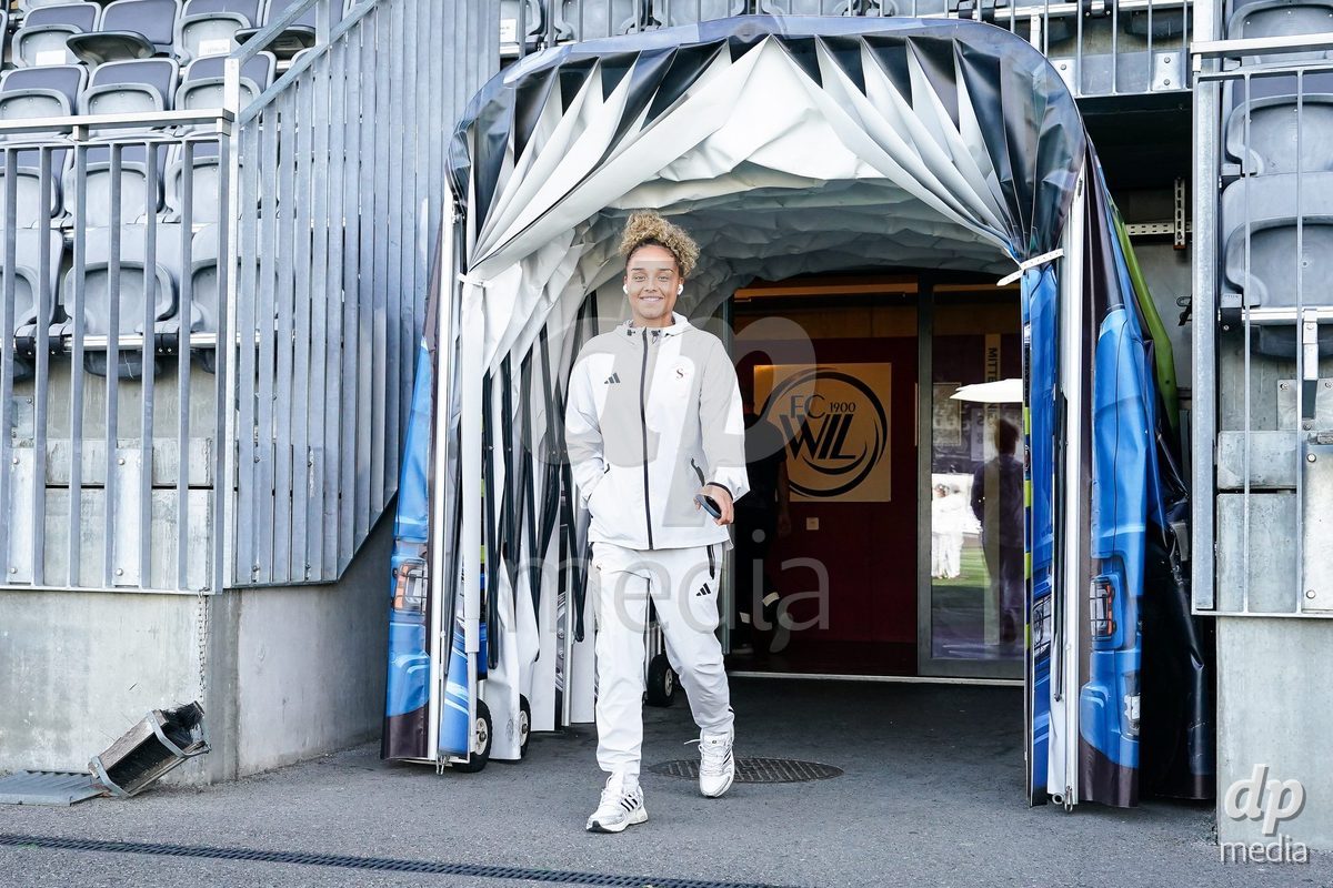 WIL, SWITZERLAND - OCTOBER 4: Players of Servette FC Chenois Feminin arrival prior to the AXA Women's Super League match between FC St. Gallen 1879 and Servette FC Chenois Feminin at Lidl Sportpark on October 4, 2026 in Wil, Switzerland.