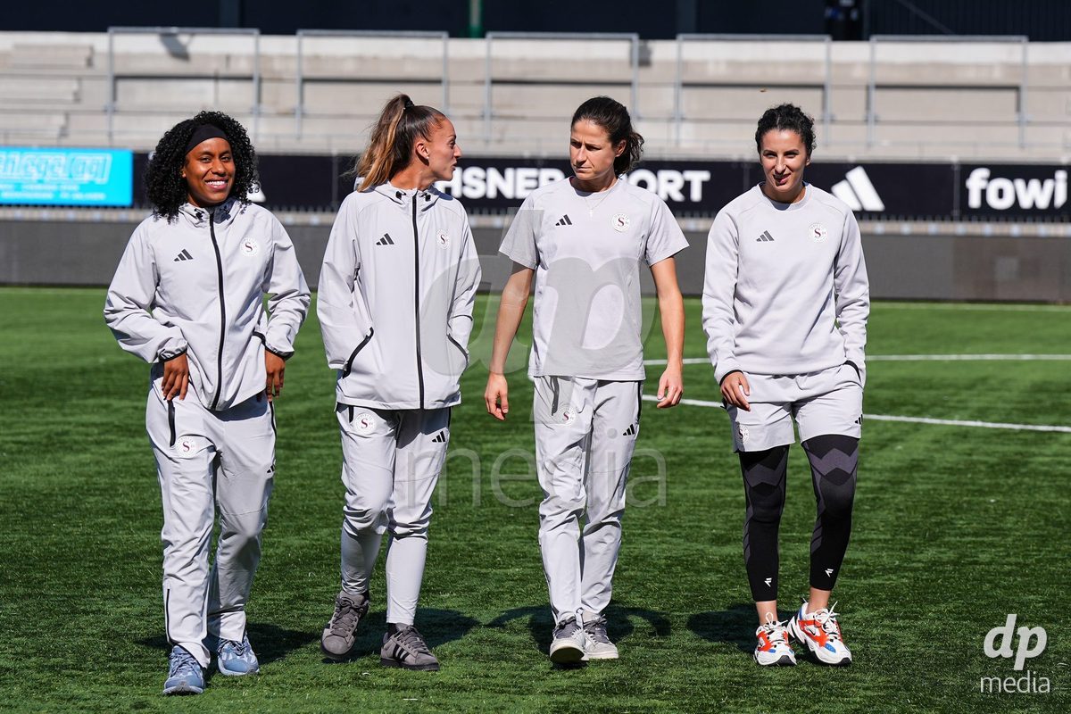 WIL, SWITZERLAND - OCTOBER 4: Players of Servette arrive pitchside prior to the AXA Women's Super League match between FC St. Gallen 1879 and Servette FC Chenois Feminin at Lidl Sportpark on October 4, 2026 in Wil, Switzerland.