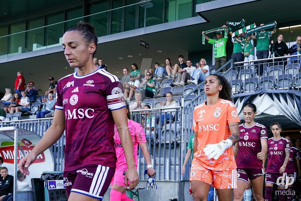 WIL, SWITZERLAND - OCTOBER 4: Players of Servette enther the field during the AXA Women's Super League match between FC St. Gallen 1879 and Servette FC Chenois Feminin at Lidl Sportpark on October 4, 2026 in Wil, Switzerland.