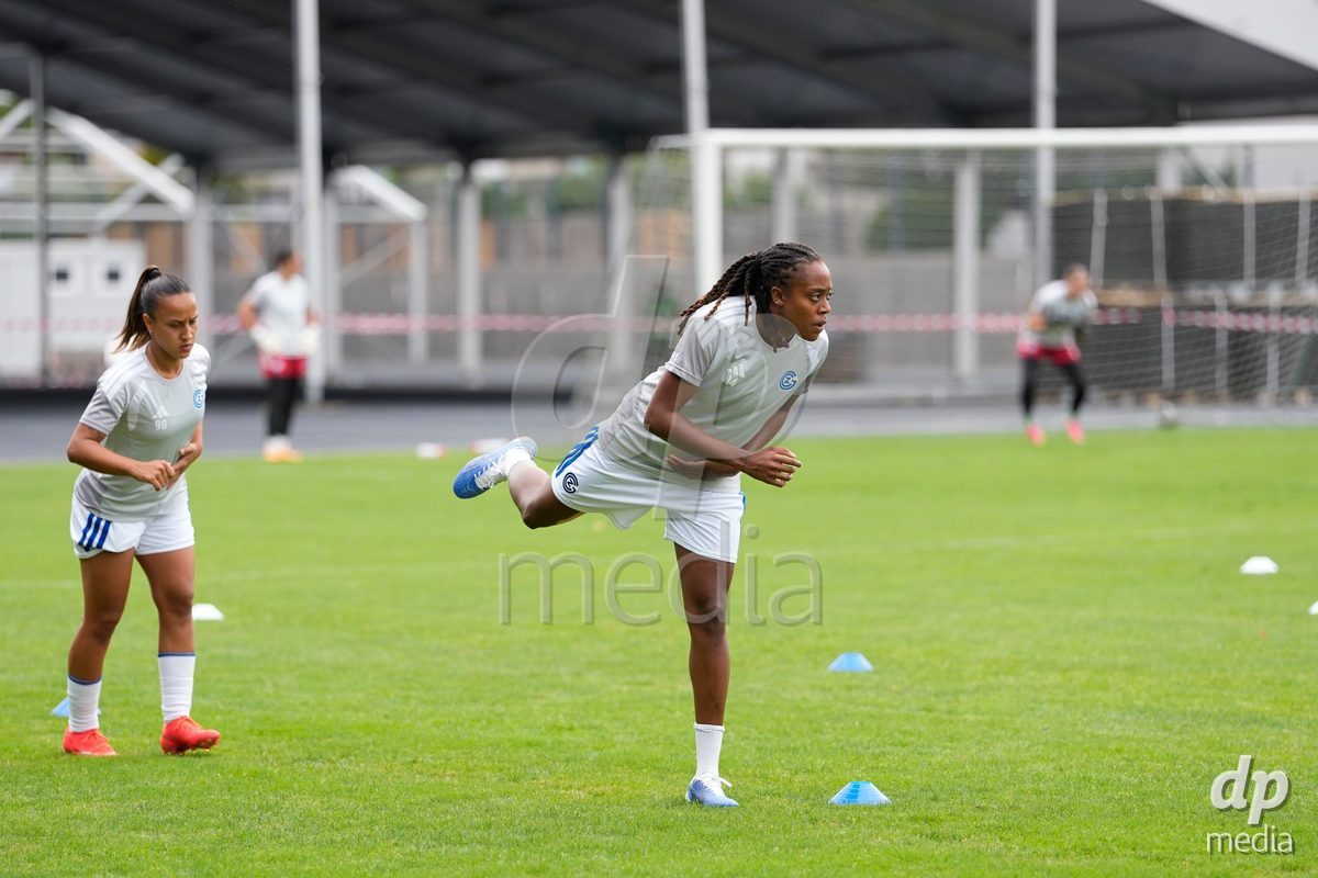 Schweiz: AXA Women's Super League 2026/2027, GC Frauenfussball vs FC Rapperswil-Jona - Stadion Letzigrund, Zürich: Dalila Belen Ippolito (90 Grasshoppers) mit Paige Alicia Bailey Gayle (14 Grasshoppers)