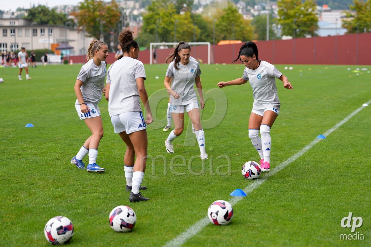 Schweiz: AXA Women's Super League 2026/2027, GC Frauenfussball vs FC Rapperswil-Jona - Stadion Letzigrund, Zürich: Qendresa Krasniqi (9 Grasshoppers) gegen Yllka Kadriu (10 Grasshoppers) und Emilia Brunner (3 Grasshoppers)