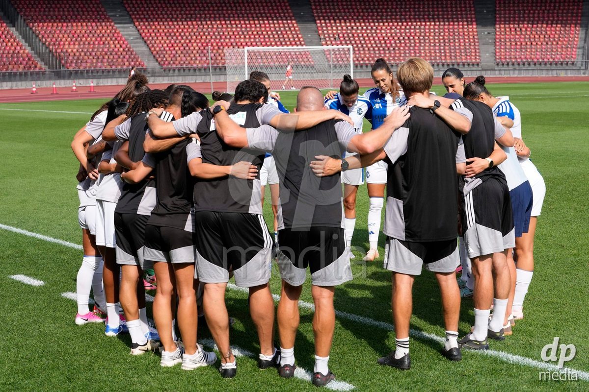 Schweiz: AXA Women's Super League 2026/2027, GC Frauenfussball vs FC Rapperswil-Jona - Stadion Letzigrund, Zürich: Spielerinnen von GC Frauenfussball vor dem Spiel