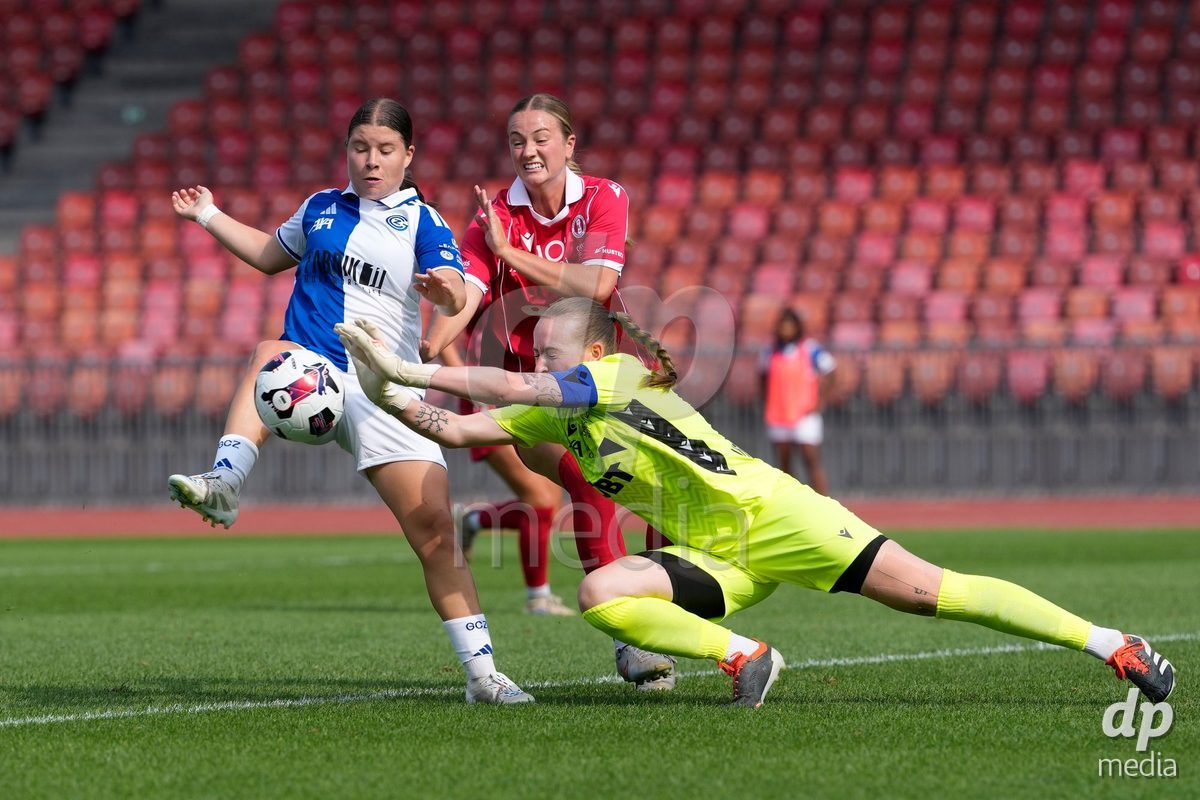Schweiz: AXA Women's Super League 2026/2027, GC Frauenfussball vs FC Rapperswil-Jona - Stadion Letzigrund, Zürich: Michelle Storni (20 Grasshoppers) im duel mit Tamara Saric (19 FCRJ) und Mackenzie Ann Duff (21 FCRJ)