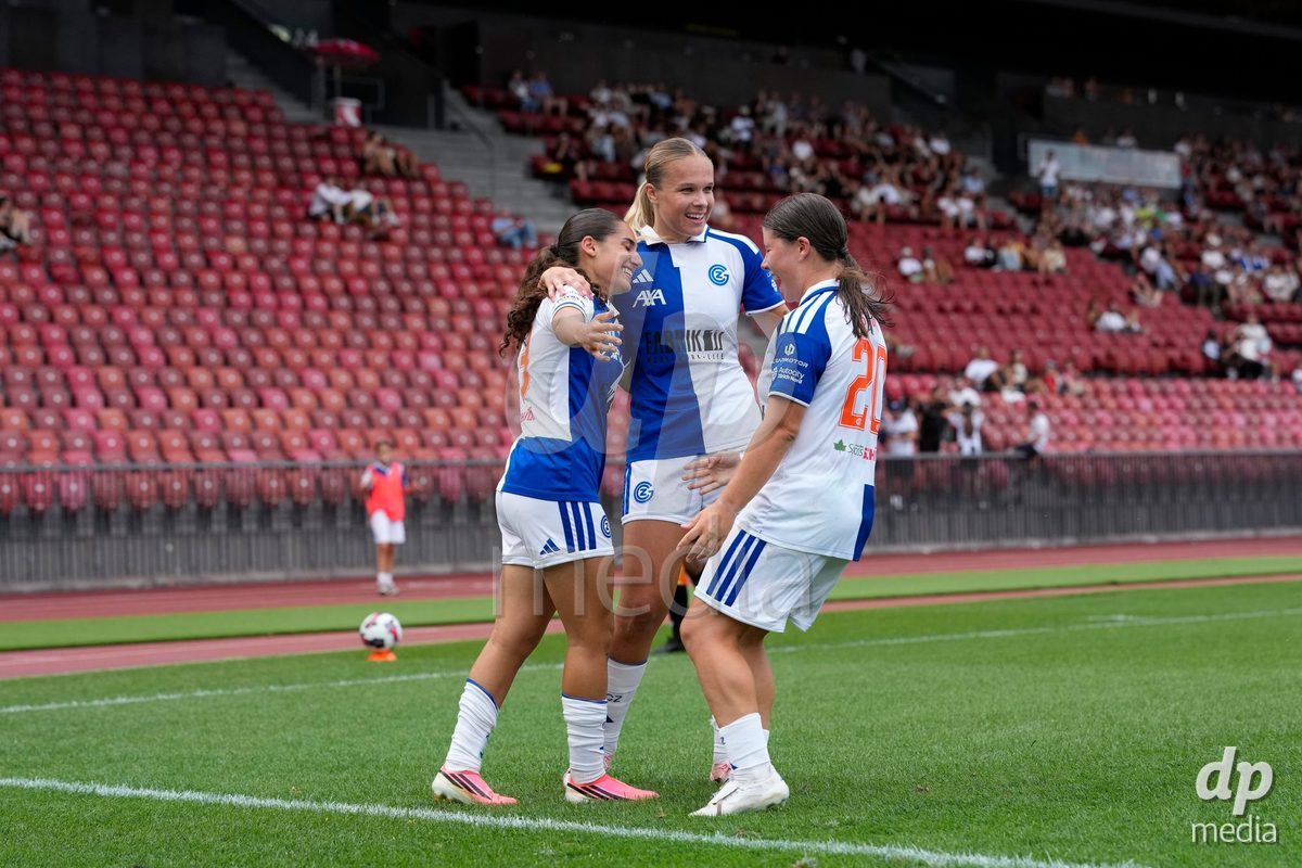 Schweiz: AXA Women's Super League 2026/2027, GC Frauenfussball vs FC Rapperswil-Jona - Stadion Letzigrund, Zürich: Ilaria Nerea Maddaloni (33 Grasshoppers) jubelt nach ihrem Tor zum 2:0 mit Ella Ljustina (8 Grasshoppers) und Michelle Storni (20 Grasshoppers)