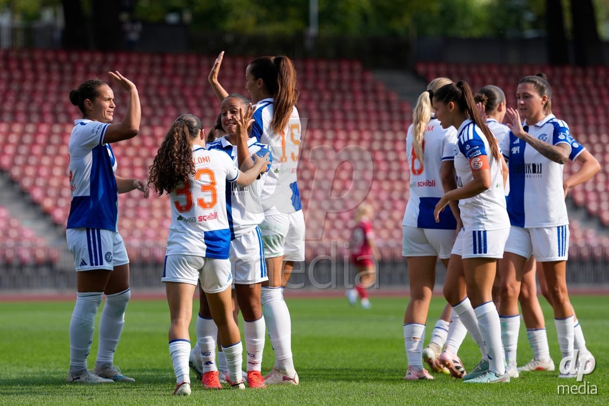 Schweiz: AXA Women's Super League 2026/2027, GC Frauenfussball vs FC Rapperswil-Jona - Stadion Letzigrund, Zürich: Ilaria Nerea Maddaloni (33 Grasshoppers) jubelt nach ihrem Tor mit Dalila Belen Ippolito (90 Grasshoppers)