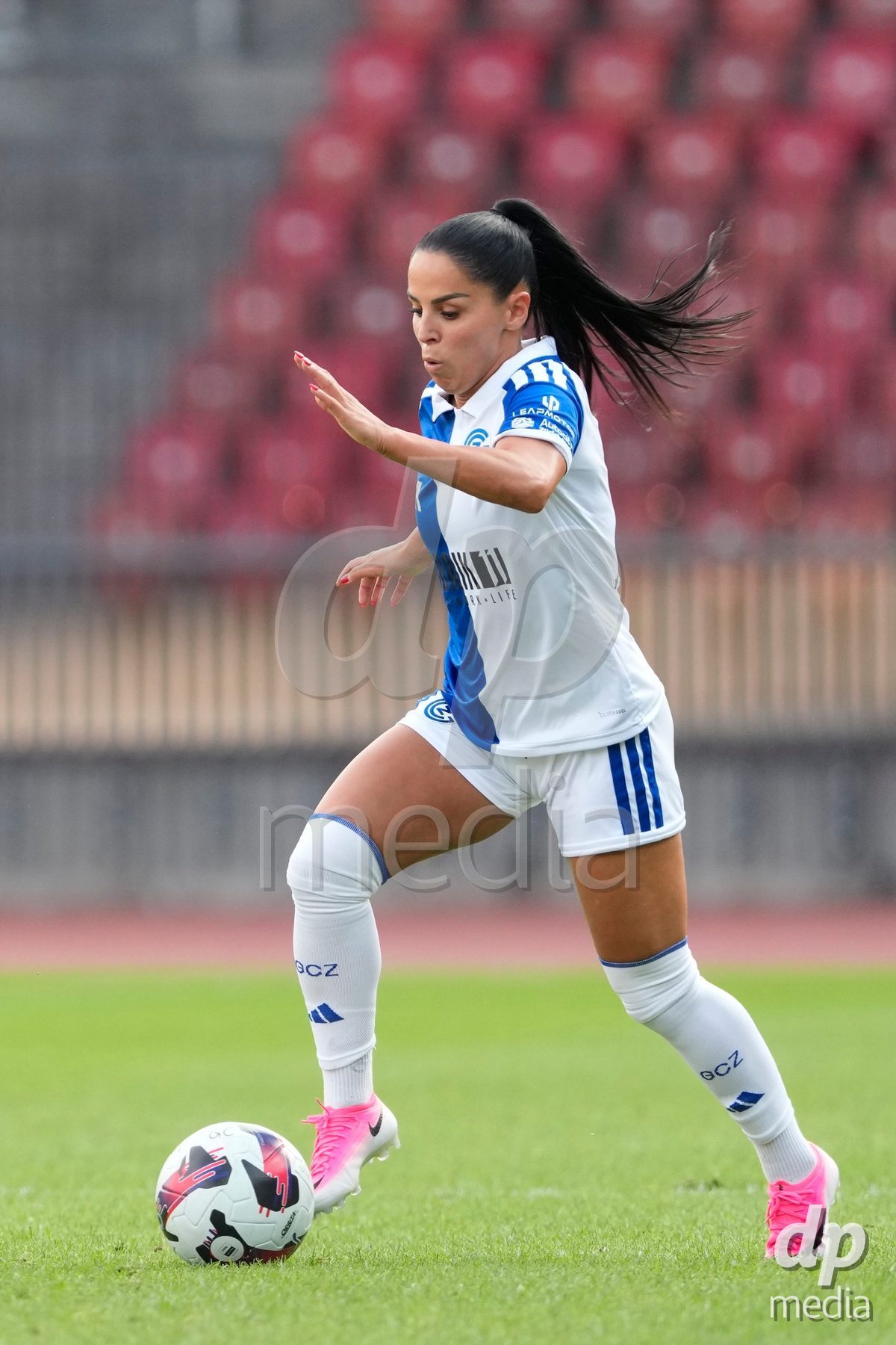 Schweiz: AXA Women's Super League 2026/2027, GC Frauenfussball vs FC Rapperswil-Jona - Stadion Letzigrund, Zürich: Qendresa Krasniqi (9 Grasshoppers) gegen Laura Kott Luzon (8 FCRJ)