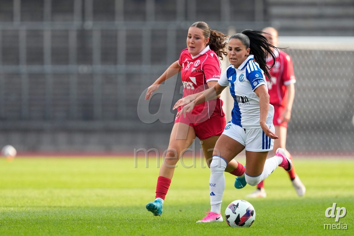 Schweiz: AXA Women's Super League 2026/2027, GC Frauenfussball vs FC Rapperswil-Jona - Stadion Letzigrund, Zürich: Qendresa Krasniqi (9 Grasshoppers) gegen Laura Kott (8 FCRJ)