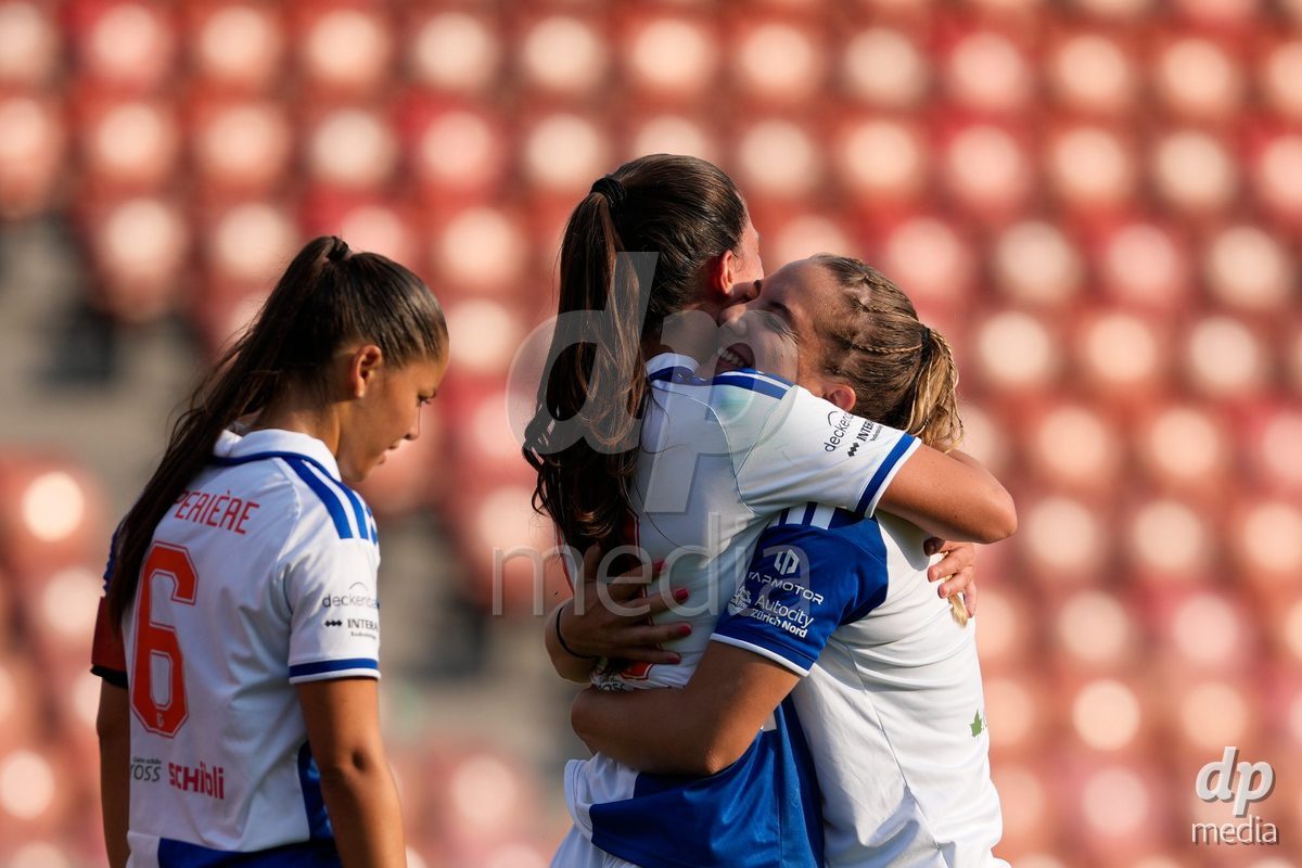 Schweiz: AXA Women's Super League 2026/2027, GC Frauenfussball vs FC Rapperswil-Jona - Stadion Letzigrund, Zürich: Yllka Kadriu (10 Grasshoppers) jubelt mit Emilia Brunner (3 Grasshoppers) nach dem Spiel