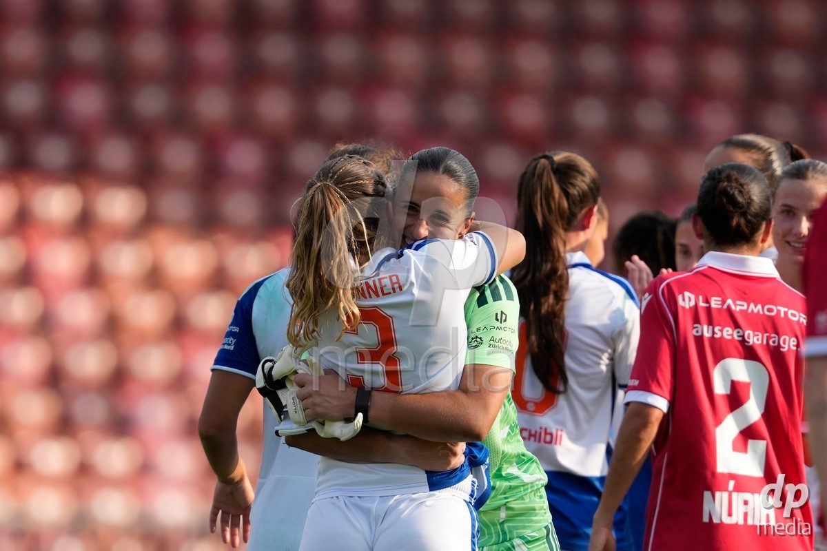 Schweiz: AXA Women's Super League 2026/2027, GC Frauenfussball vs FC Rapperswil-Jona - Stadion Letzigrund, Zürich: Torhüterin Jimena Vicario Casal (1 Grasshoppers) freut sich nach dem Sieg zusammen mit Emilia Brunner (3 Grasshoppers)